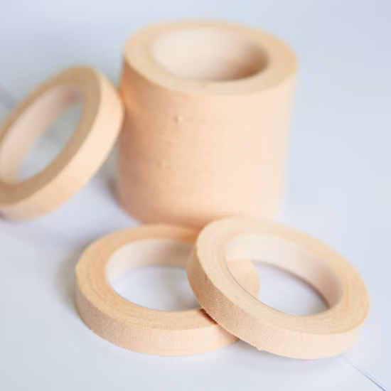 Медицинская одноразовая клейкая лента со слабым запахом и термоплавким клеем для ухода за кожей.